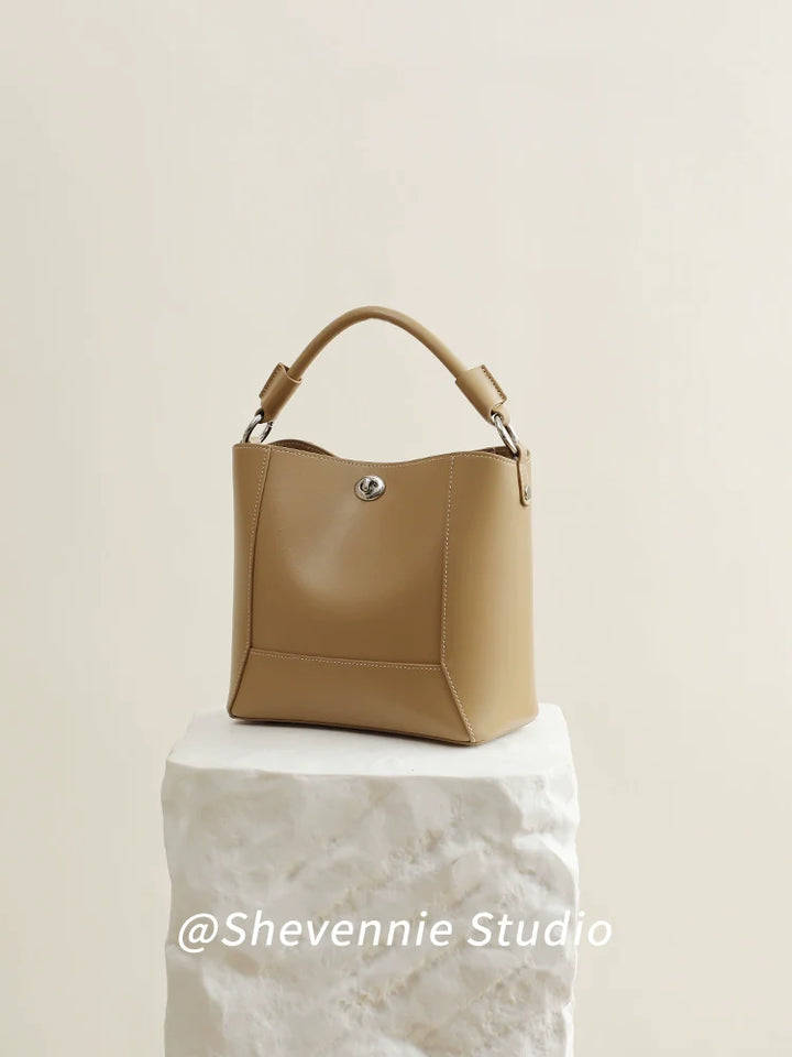 Snow Geinnie Leather Bucket Tote