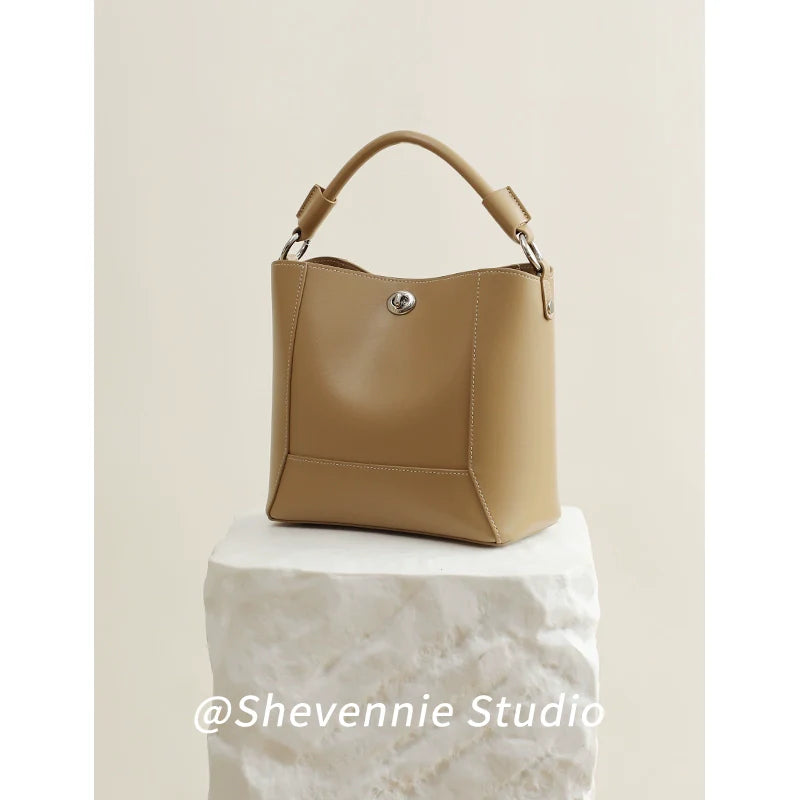 Snow Geinnie Leather Bucket Tote