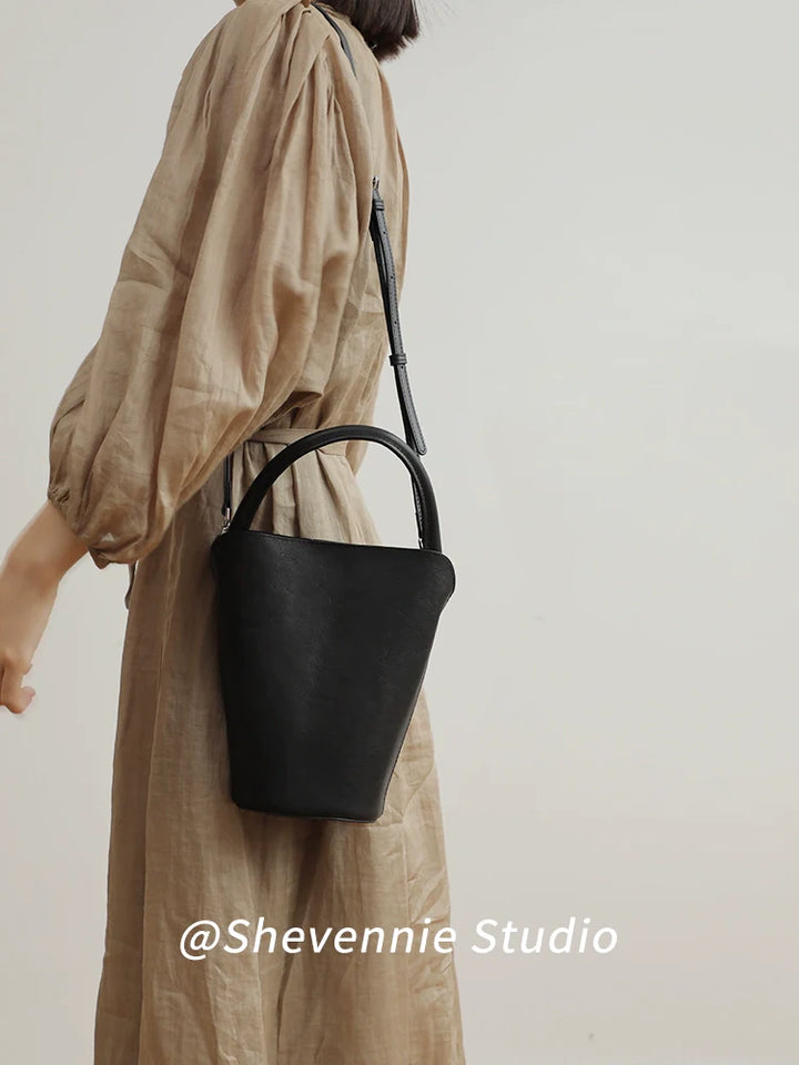 Snow Geinnie Leather Shoulder Bag